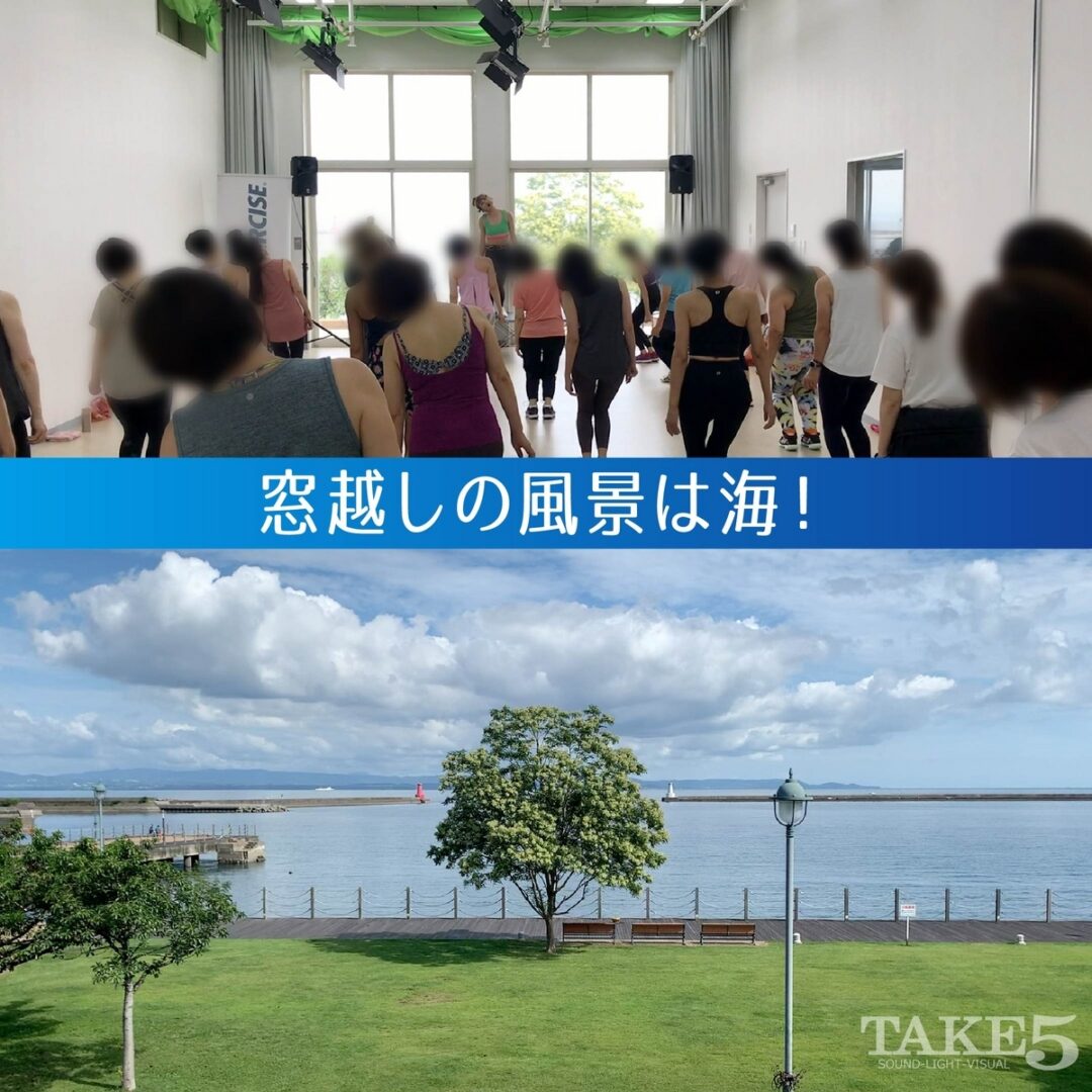 窓越しの風景は海